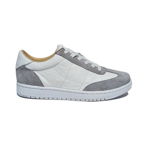 tenis blancos hombre de piel