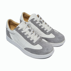 tenis blancos hombre de piel