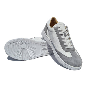 tenis blancos hombre de piel