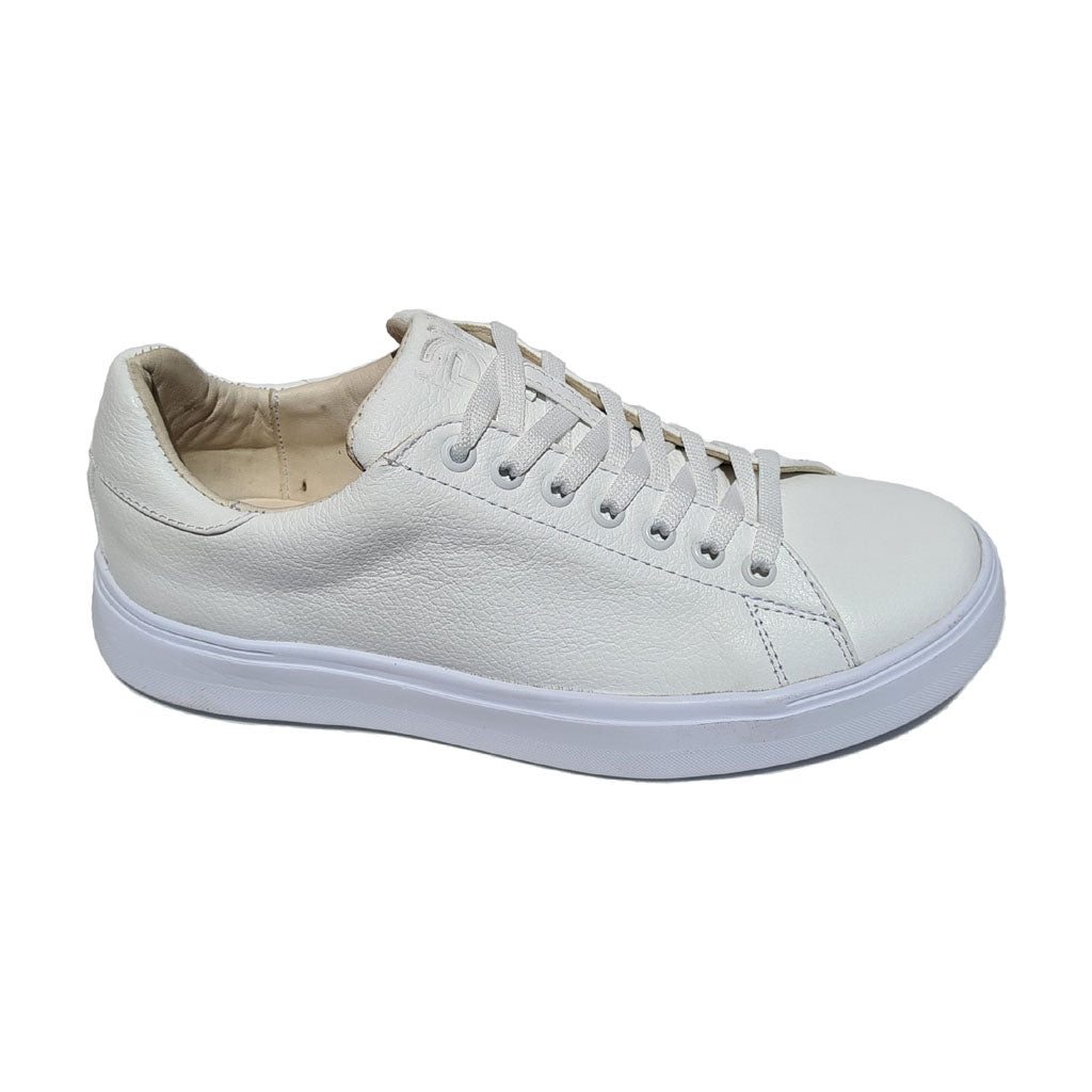 tenis blancos hombre de piel