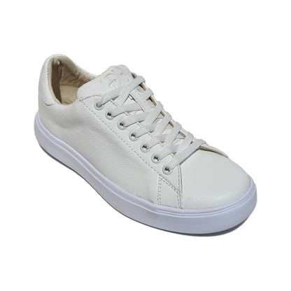 tenis blancos hombre de piel