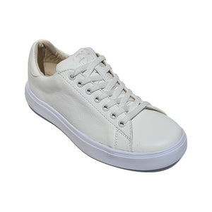tenis blancos hombre de piel