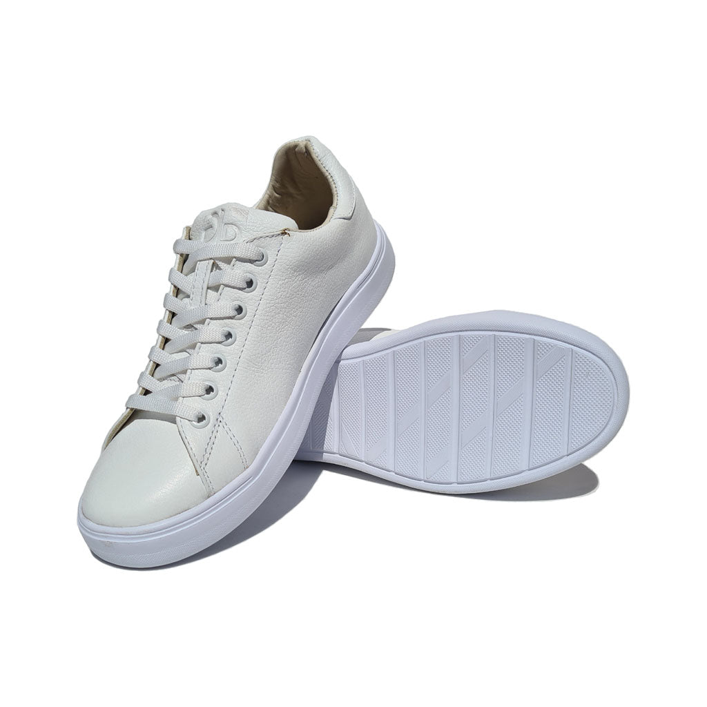 tenis blancos hombre de piel