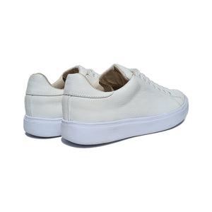 tenis blancos hombre de piel